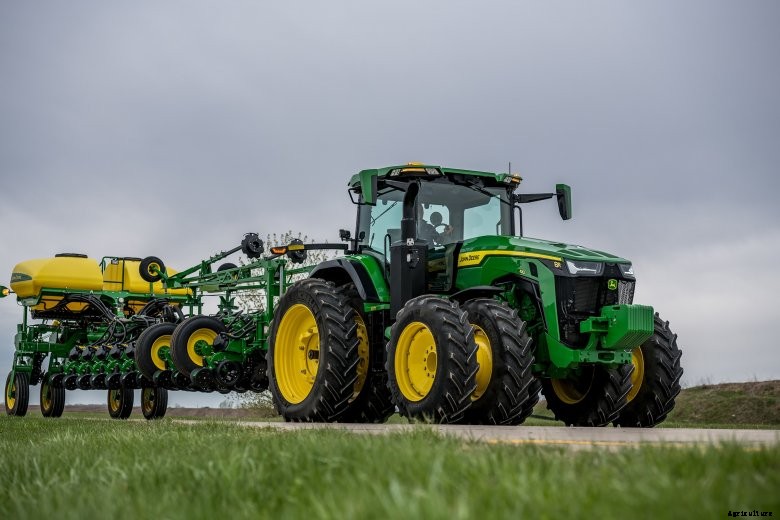 2021 John Deere tractor pulling planter